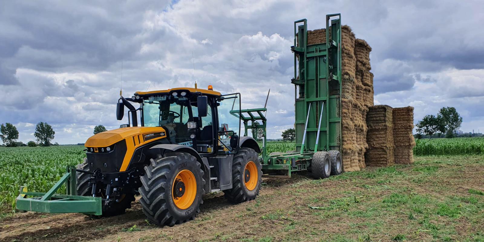 JCB Stacking bales with Trailer