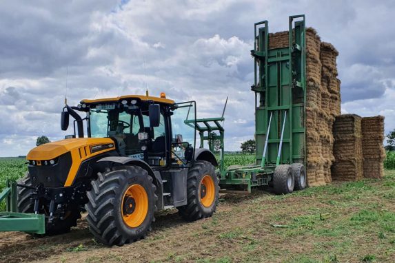 JCB Stacking bales with Trailer